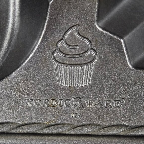 Nordic Ware Cast Aluminum Cute Cupcake Pan 6 Cups/1.4 Liters Baking Pan - Picture 4 of 6